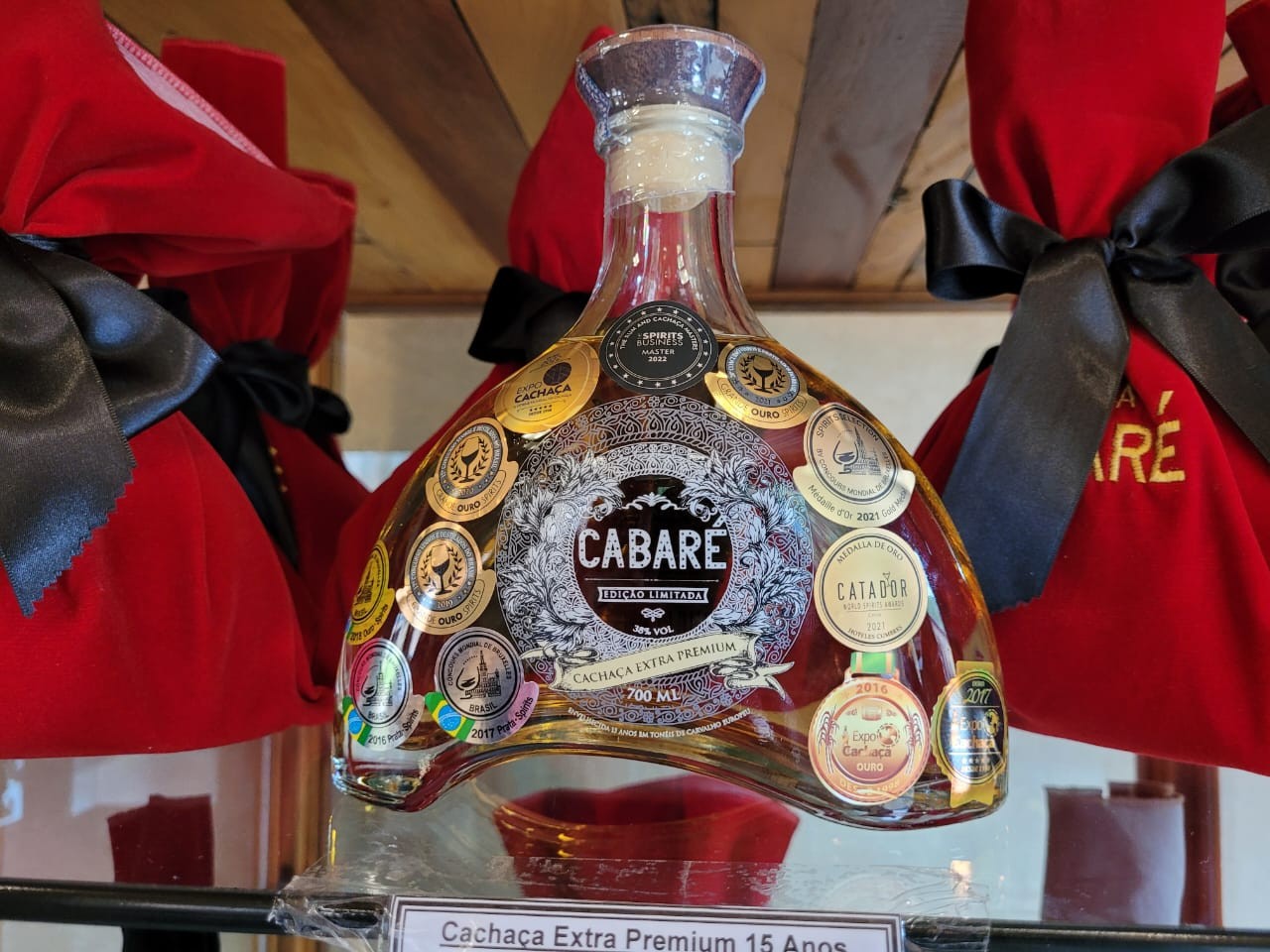 Consumidores recorrem à cachaça eleita a melhor do mundo para 'esquentar o corpo' no inverno