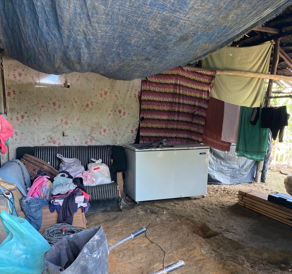 Estrutura precária na qual trabalhadores forma encontrados no Pará — Foto: MPT