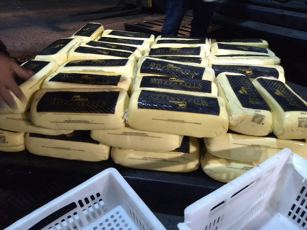 Receita encontrou cerca de 800 kg de queijo contrabandeados — Foto: Reprodução/Receita Federal