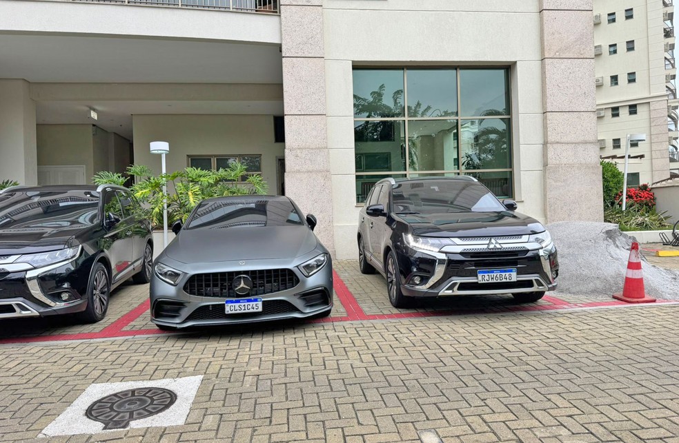 Carros descaracterizados da Pol�cia Federal na porta do pr�dio de Cl�udio Castro, no Condom�nio Pen�nsula, na Barra da Tijuca � Foto: Rafael Nascimento/g1