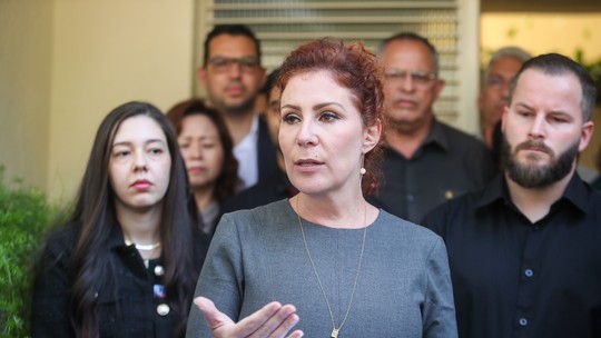 Carla Zambelli deixa o Brasil e diz que pedirá licença do mandato