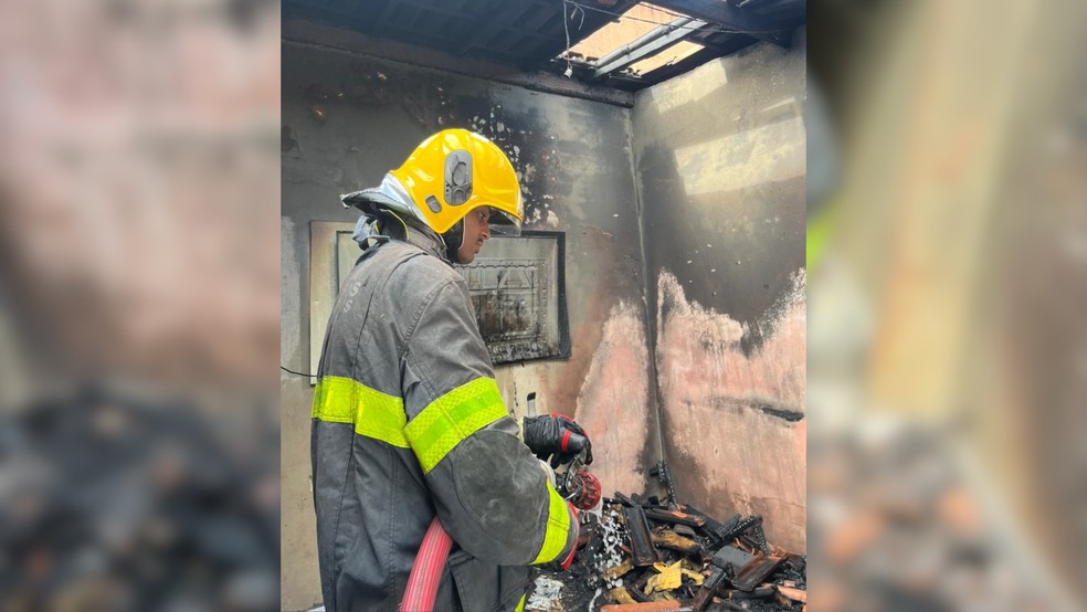 Parte do teto de dois quartos cederam devido ao fogo &mdash; Foto: Corpo de Bombeiros/Divulga&ccedil;&atilde;o