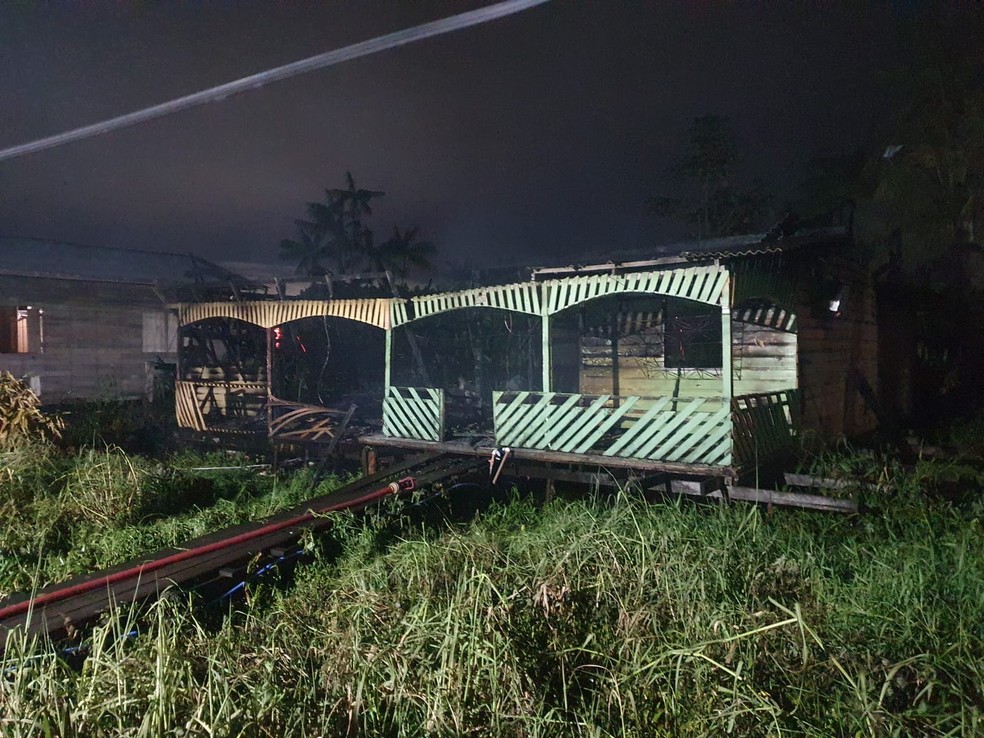 Casa destruída pelo incêndio em Santana