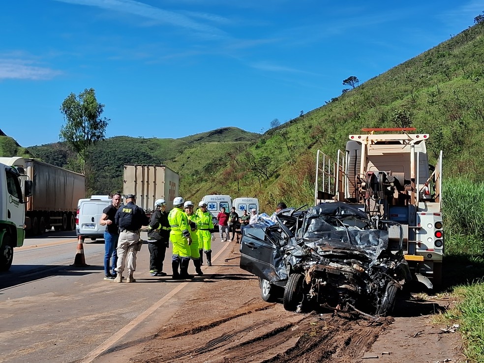 Carro fica destruído após acidente com caminhão na BR-040, em Minas. — Foto: Danilo Girundi/ TV Globo