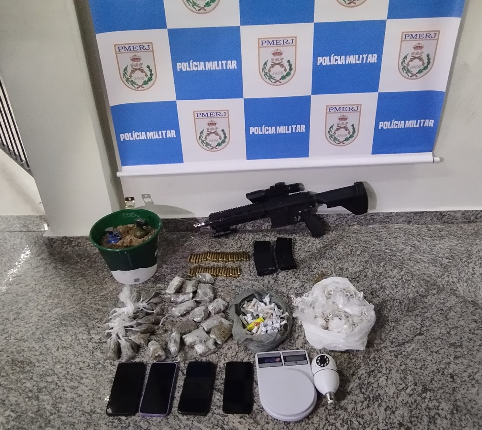 Homem morre e jovem é preso após após trocar tiros com a PM em Resende