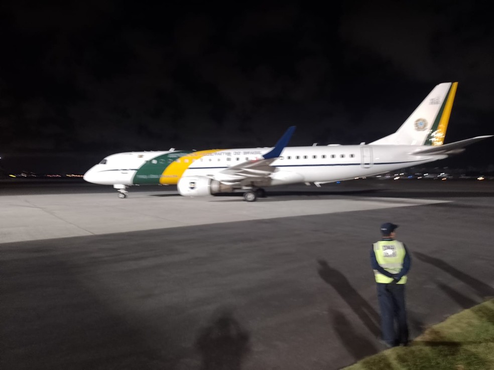 Avião da FAB com 32 pessoas resgatadas da Faixa de Gaza pousou no Aeroporto do Recife — Foto: Reprodução/TV Globo