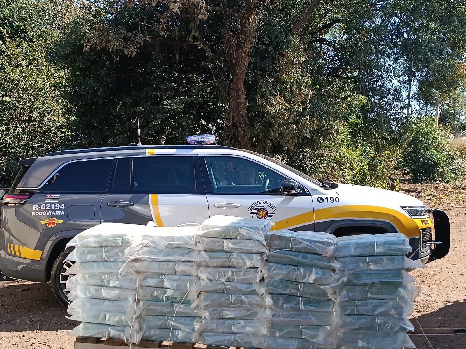 Cocaína é encontrada em teto de furgão durante fiscalização em rodovia de Palmital