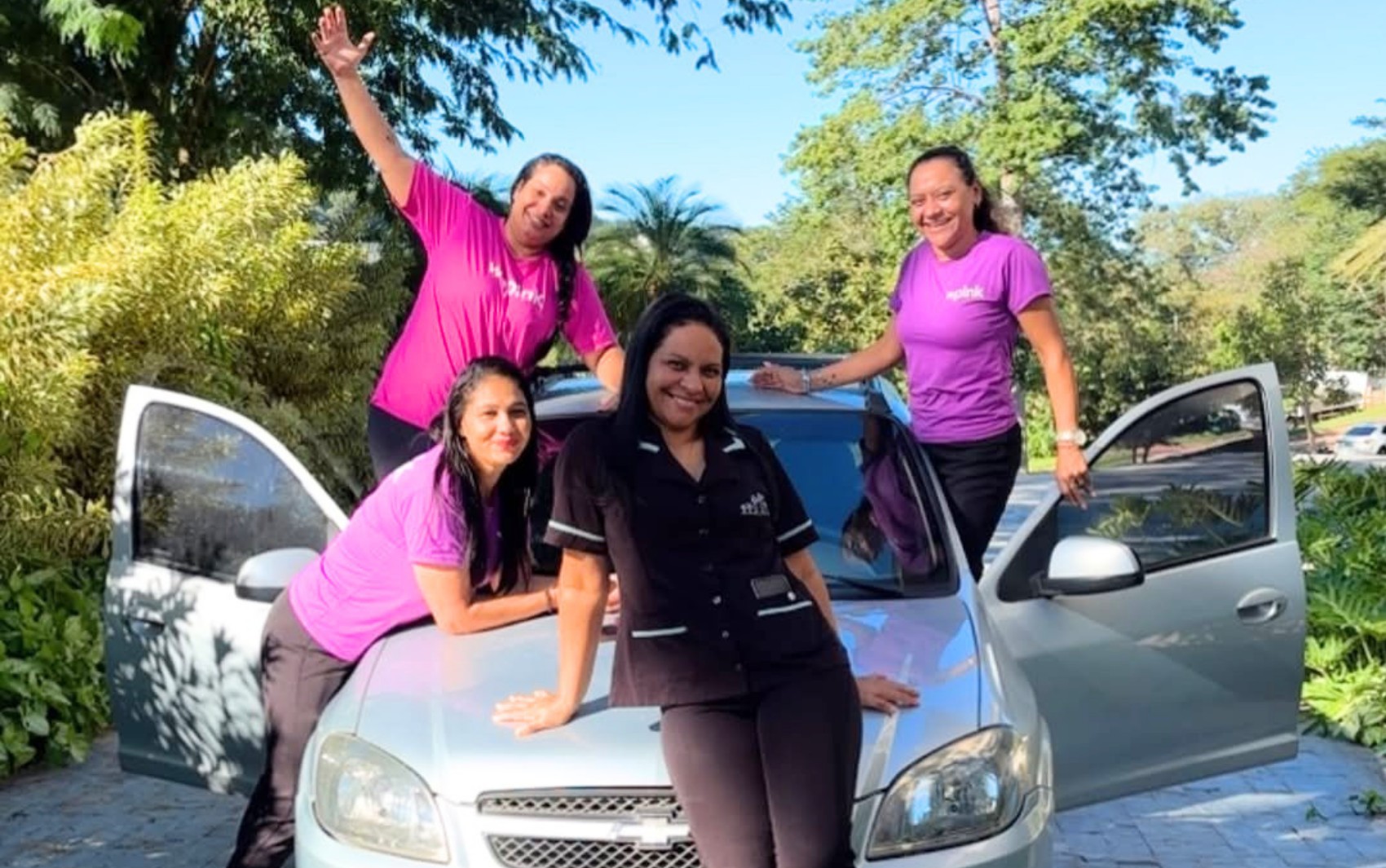 Governanta de Virginia compra carro e agradece influenciadora por várias conquistas: 'Patroa de milhões'