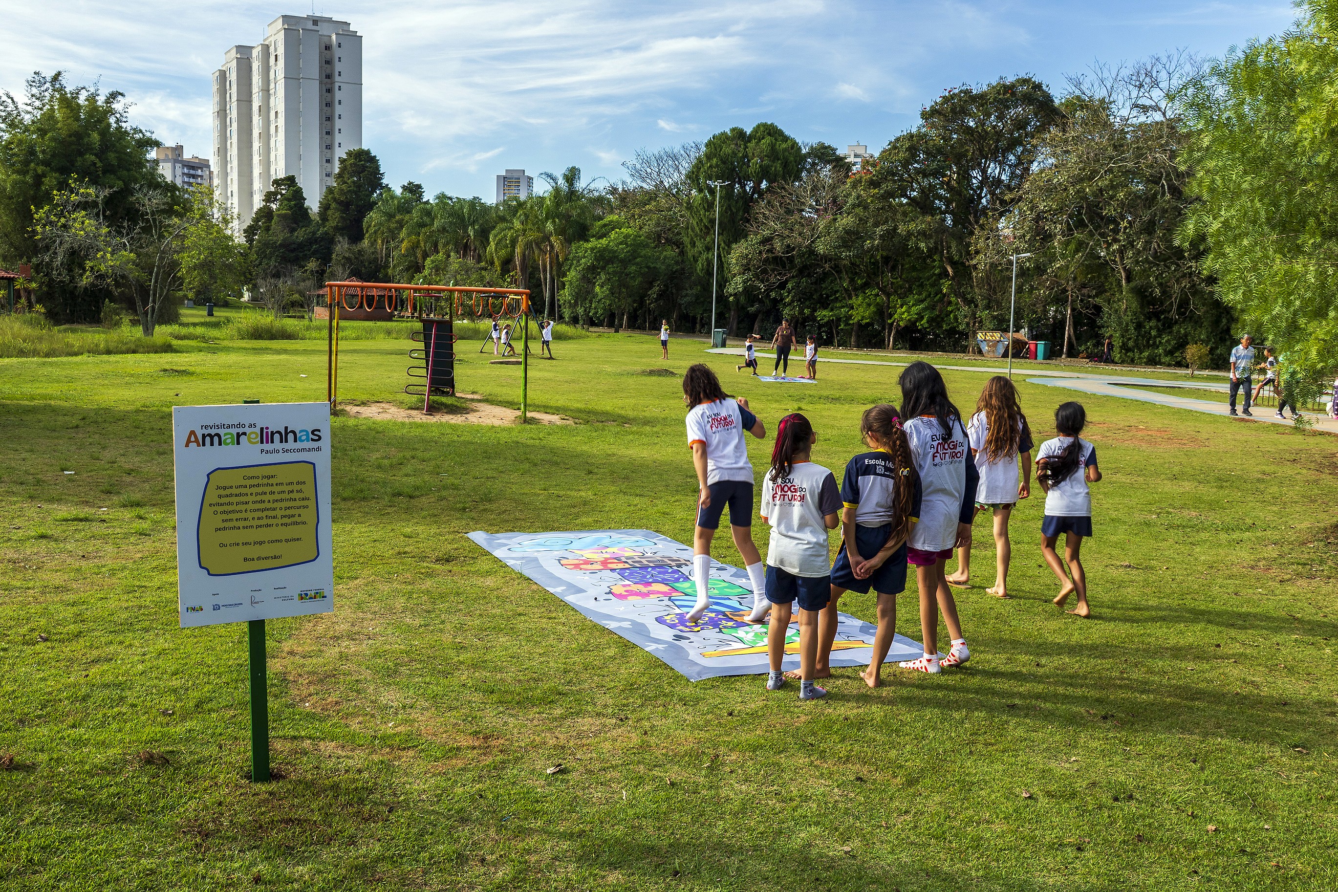Artista recria 'amarelinhas' em exposição interativa