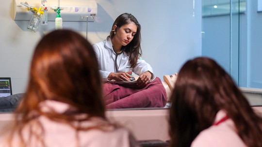 Estudantes de Medicina terão auxílio de pelo menos R$ 700 para concluir o curso; veja o que se sabe - Valor do benefício não pode ser inferior ao de uma bolsa de iniciação científica. Interessados devem se inscrever e estão sujeitos a seleção por parte das instituições de ensino.