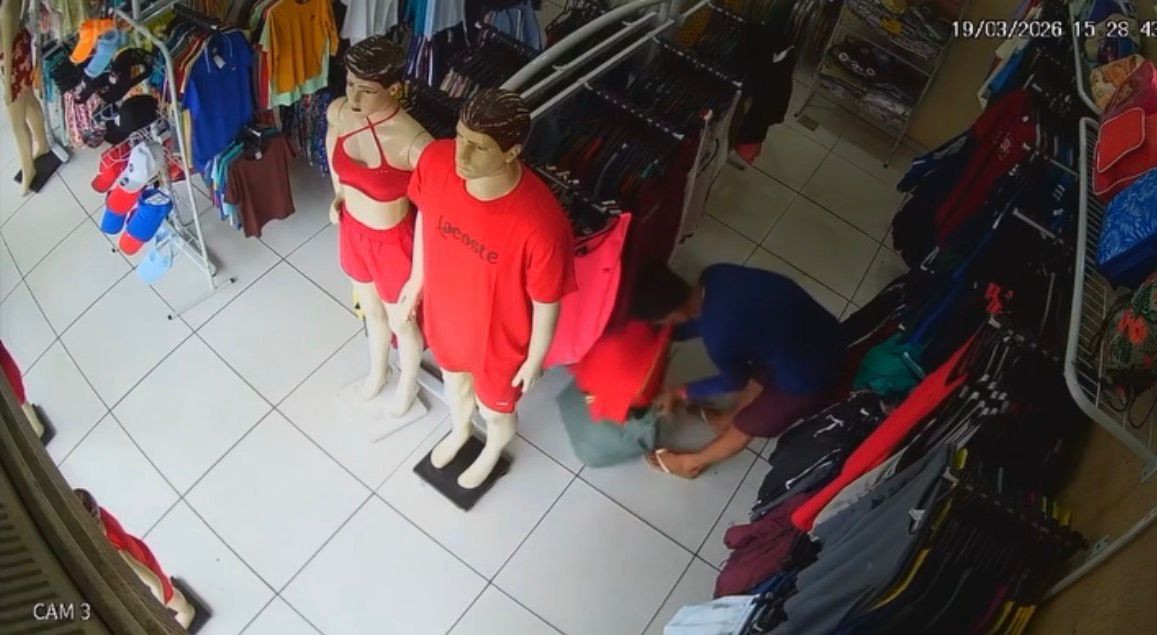 Homem furta sacolas de roupas em loja em São Pedro da Aldeia e ignora movimento; vídeo