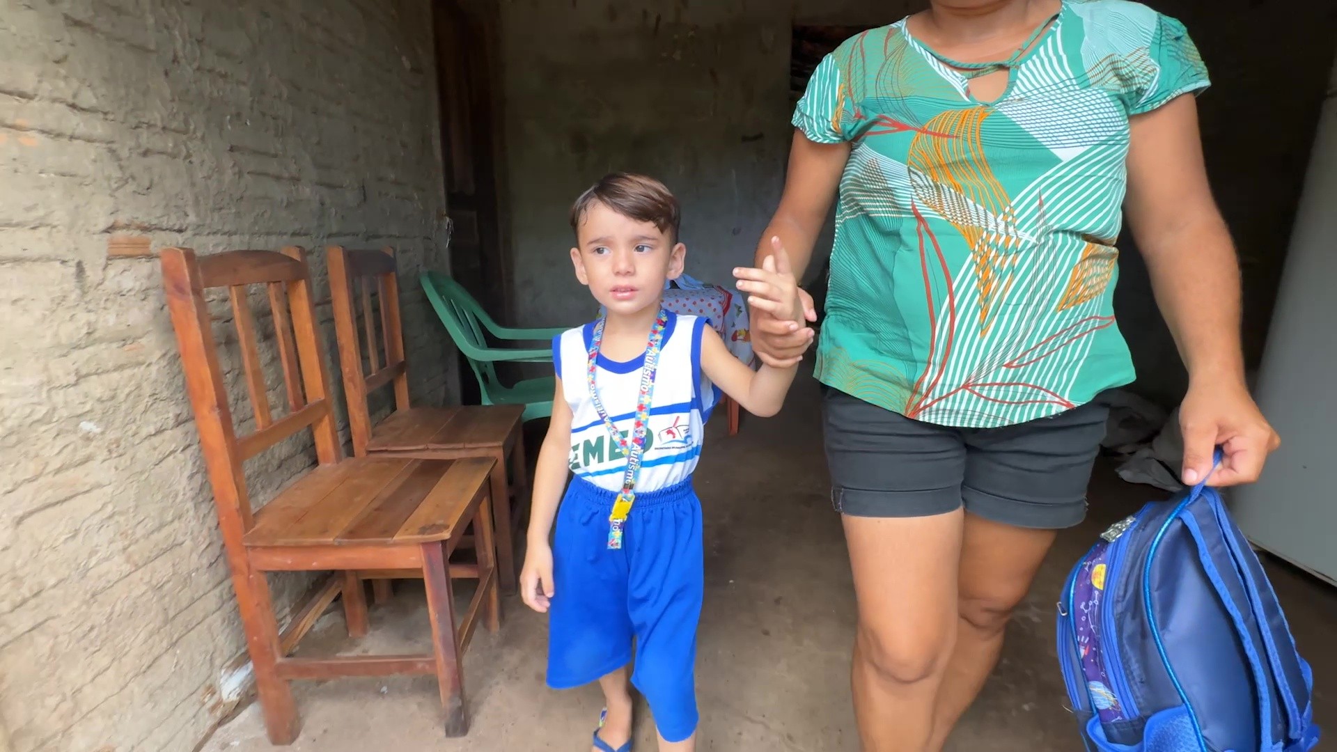 Mãe de menino com autismo denuncia que filho foi esquecido duas vezes em ônibus escolar no Piauí