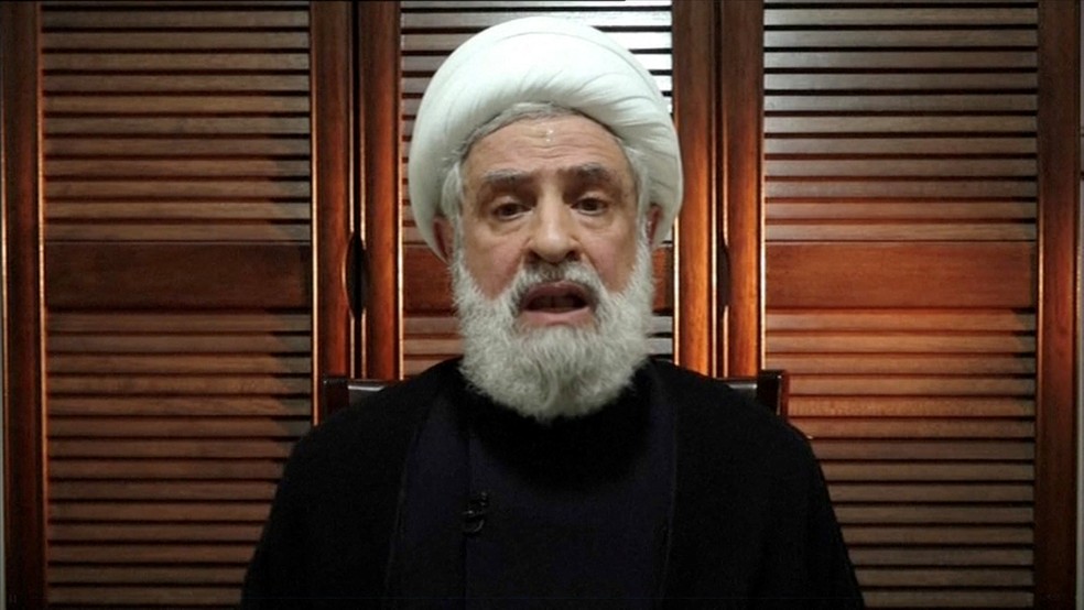 Vice-líder do Hezbollah, Naim Qassem, faz pronunciamento em 30 de setembro, após a morte do número 1 do grupo, Hassan Nasrallah — Foto: Al Manar TV/Reuters TV via Reuters
