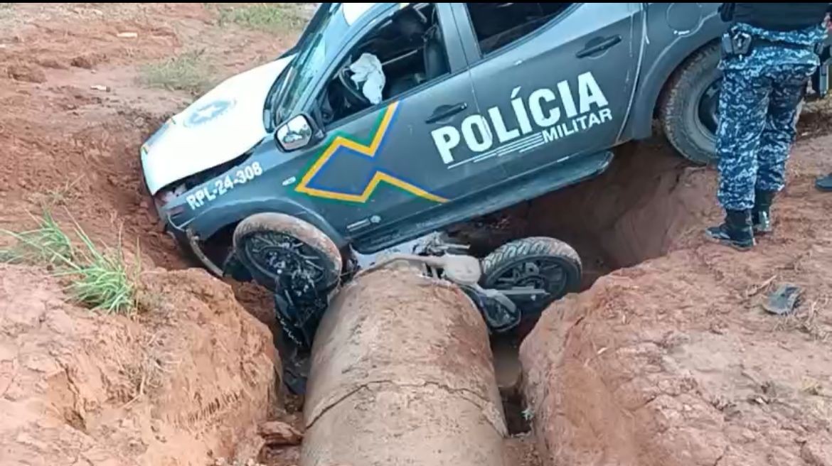 Viatura cai em vala durante perseguição em Ariquemes, RO 