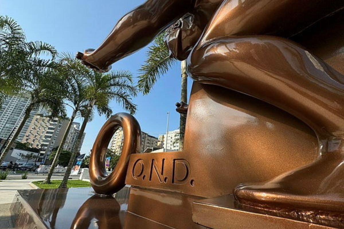 Novas estátuas homenageiam motociclistas e ciclistas campeões em Santos, SP 