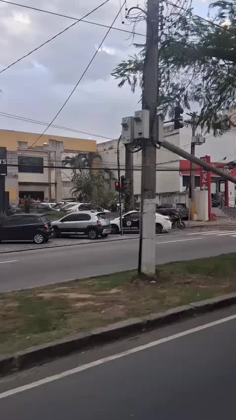 VÍDEOS: Veja imagens do vendaval que atingiu o RJ nesta quarta-feira