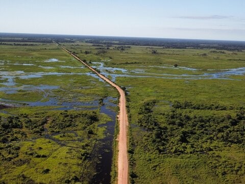 Carro capota após casal se distrair com paisagem no Pantanal de MT  