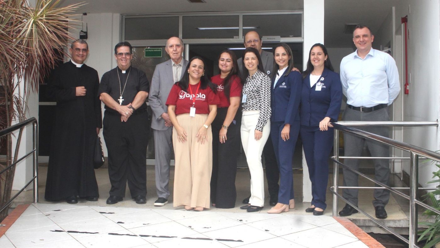Dom Humberto conhece trabalho da Oncologia Pediátrica da Santa Casa Farol