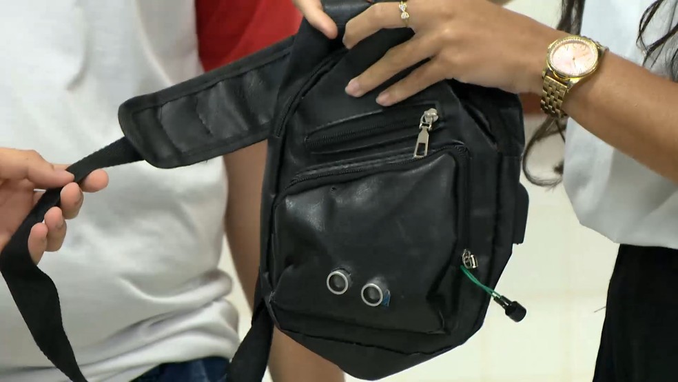 Mochila com sensor para ajudar pessoas com baixa visão criada por alunos de escola pública de Guarapari — Foto: Reprodução/TV Gazeta