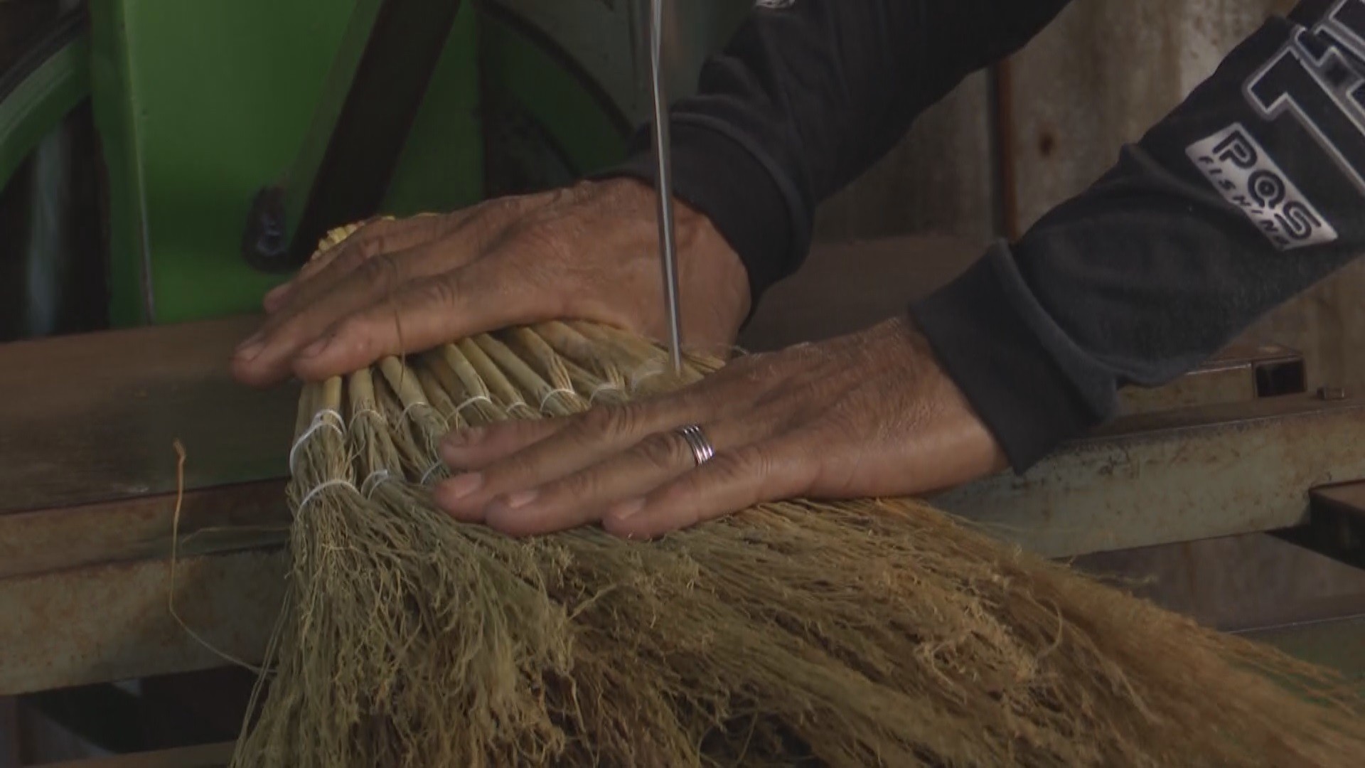 Produção artesanal de vassouras de sorgo movimenta R$ 70 milhões por ano no Paraná 