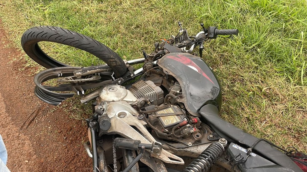 Motociclista de 41 anos morreu ap&oacute;s bater em lateral de caminh&atilde;o-tanque, na BR-153, em S&atilde;o Jos&eacute; do Rio Preto (SP), nesta quarta (23) &mdash; Foto: Muryel Boian/TV TEM