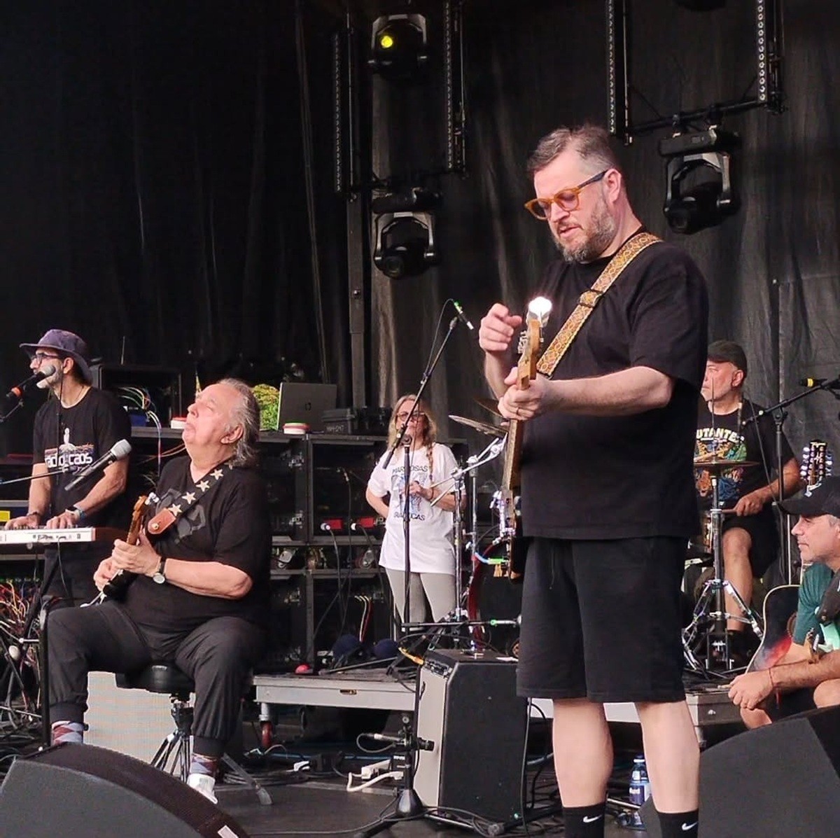 Baixista petropolitano dos 'Mutantes' toca pela primeira vez na cidade natal após 19 anos na banda