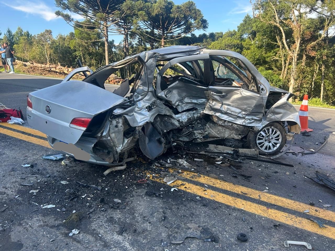 Cinco pessoas ficam em estado grave após carro rodar na pista e bater em três veículos na BR-277, no Paraná