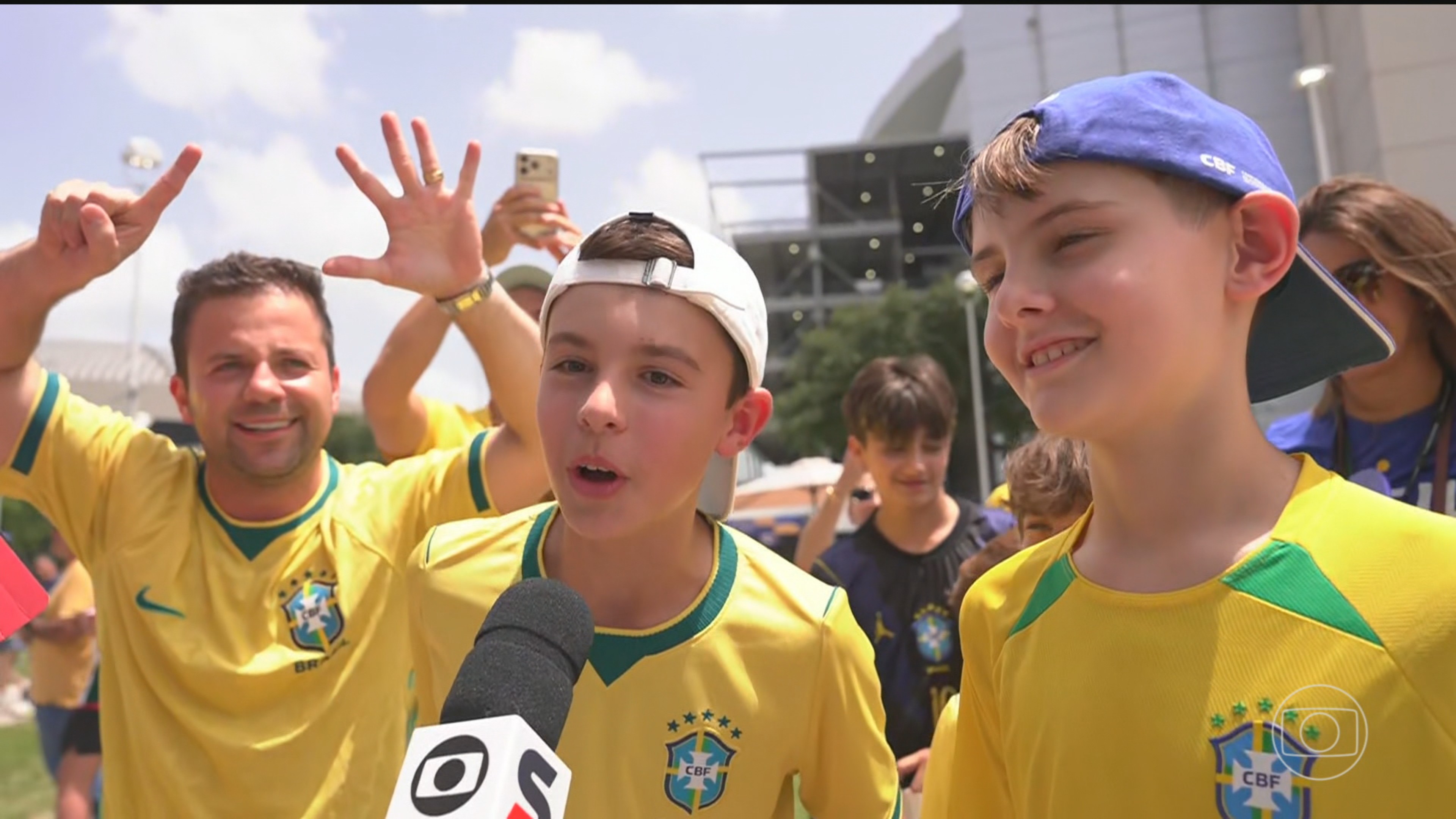 Brasileiros celebram virada sobre o Japão e classificação para as oitavas da Copa do Mundo