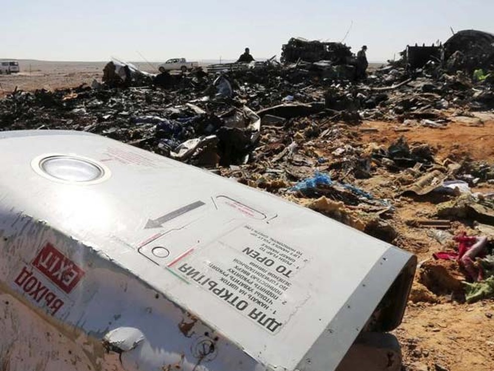 Destroços de avião russo são vistos na área de queda, em al-Hasanah, no norte do Egito — Foto: REUTERS/Mohamed Abd El Ghany
