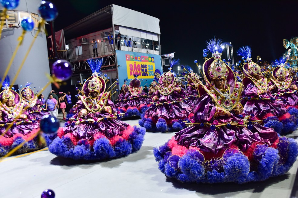 Ala das baianas da Rosas de Ouro no Sambódromo do Anhembi, na madrugada do sábado (14). — Foto: Natália Rampinelli/AgNews