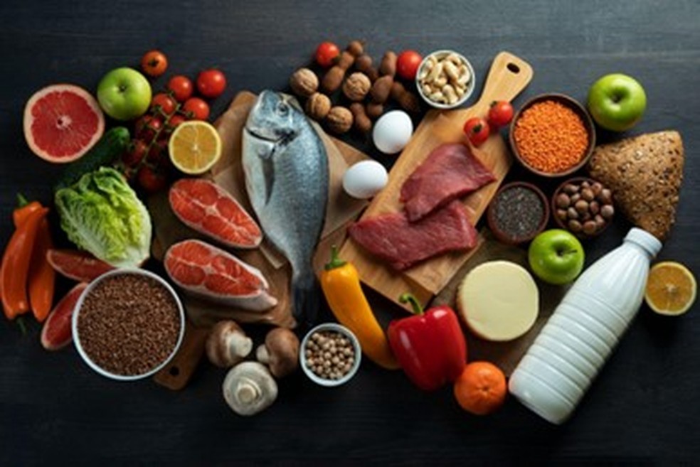 Uma alimentação balanceada, rica em nutrientes, vai ajudá-lo a se manter saudável — Foto: Freepik