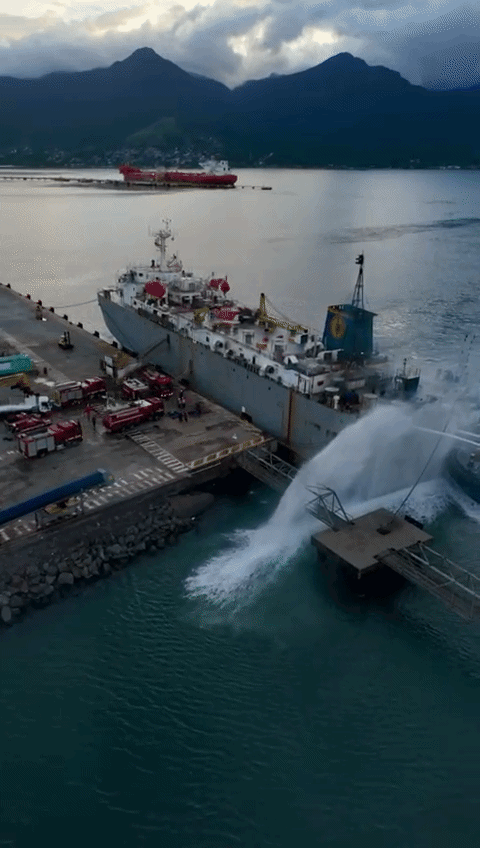 Navio que pegou fogo em São Sebastião não teve dano estrutural, diz relatório dos bombeiros