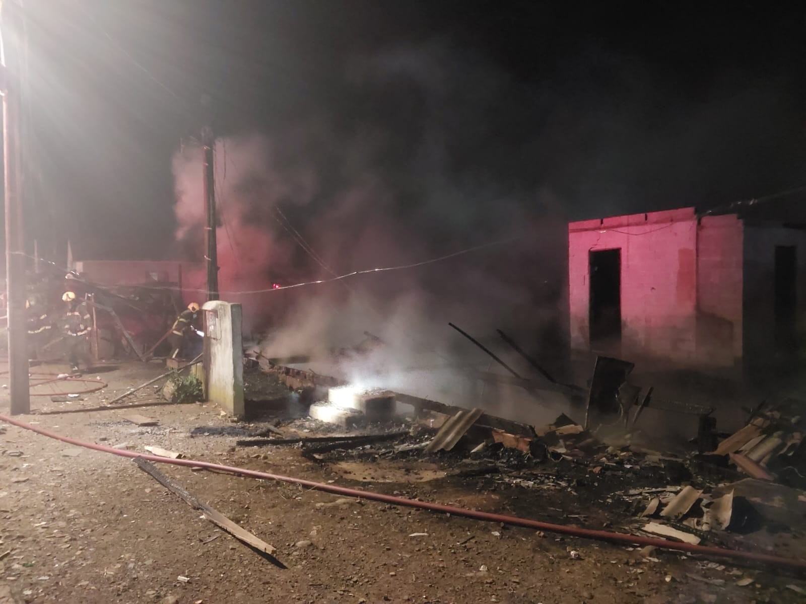 Três pessoas morrem em incêndio que destruiu quatro casas na Serra de SC