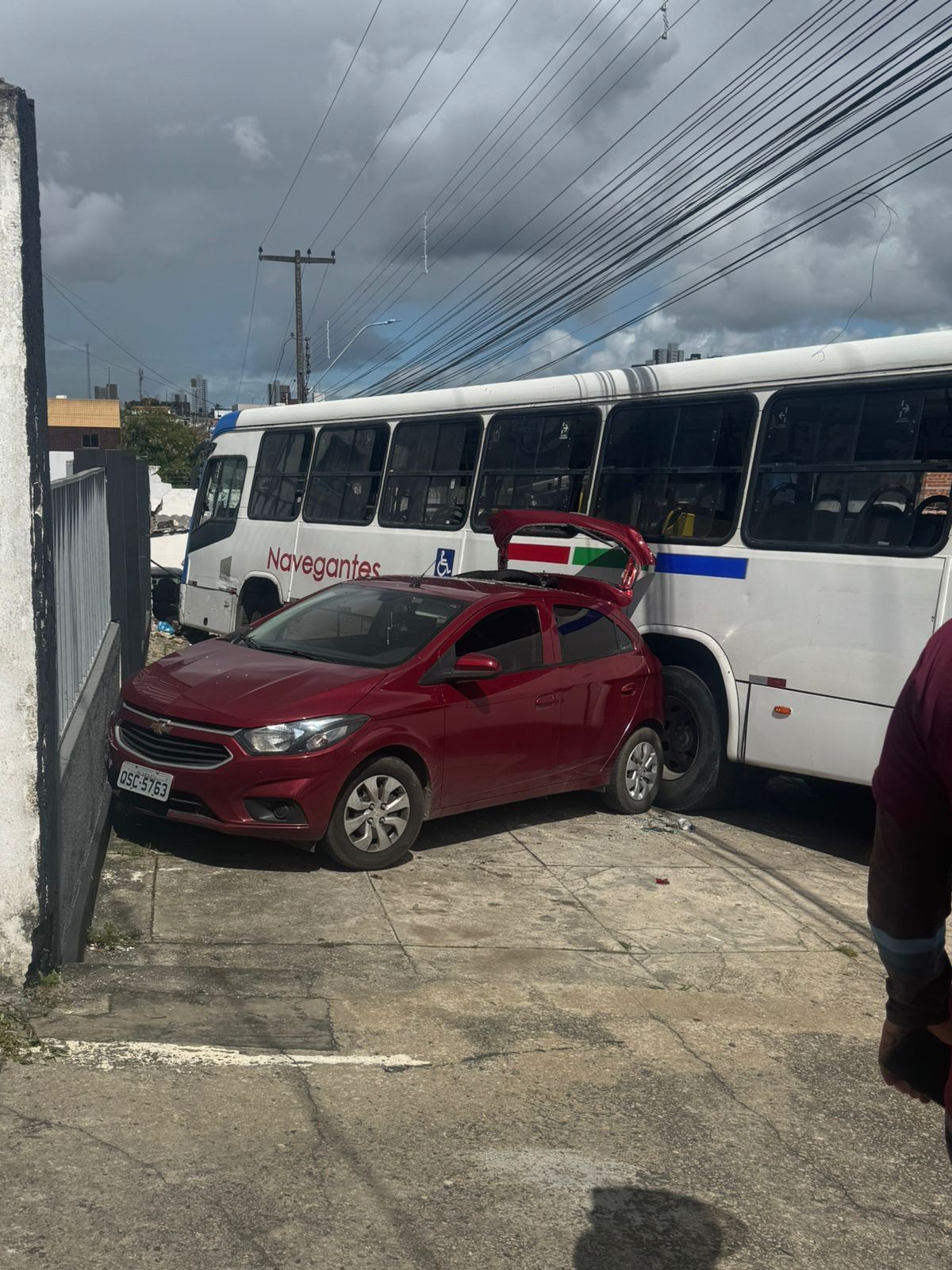 Ônibus sem motorista bate e derruba muro de casa em João Pessoa