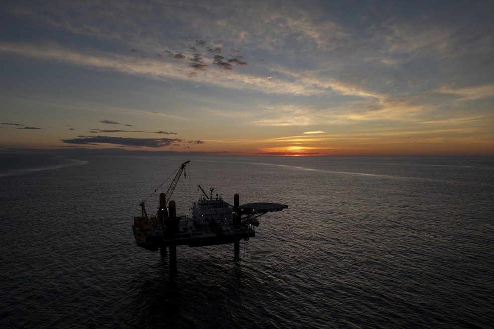 O sol se põe atrás da plataforma Liftboat Robert, base da Expedição 501, missão científica internacional que perfura o fundo do mar em busca de água doce, no Atlântico Norte, em 19 de julho de 2025. — Foto: AP Photo/Carolyn Kaster