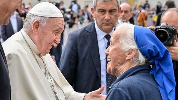 A amizade do papa Francisco com freira que chegou perto do caixão | G1