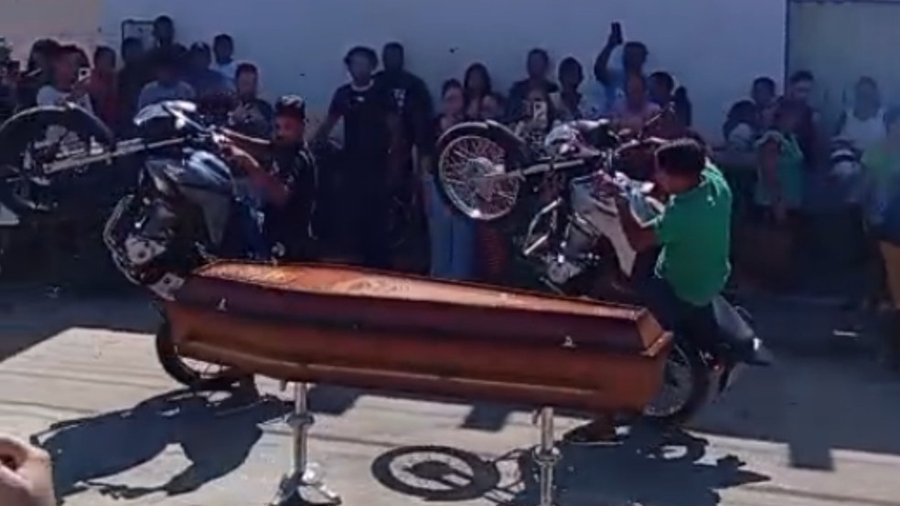 De acordo com o Código de Trânsito Brasileiro (CTB), dar grau na moto é proibido. — Foto: Reprodução