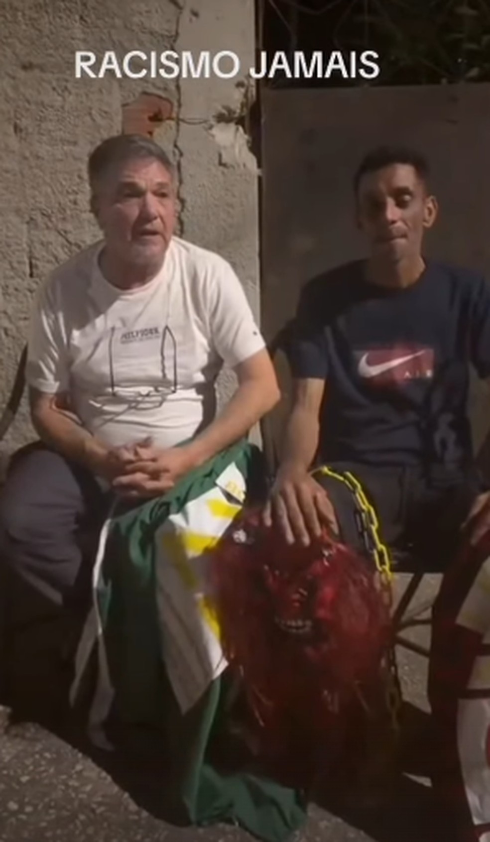 Homens que participaram do ato dizem que cena foi uma sátira política e negaram que tenha tido intenção racista — Foto: Reprodução
