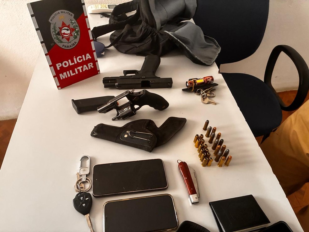 Armas e munições foram apreendidas com suspeitos. — Foto: PMPB