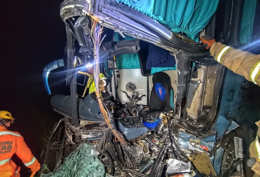 Cabine do ônibus ficou destruída no acidente na BR-356, em Muriaé  — Foto: Corpo de Bombeiros/Divulgação