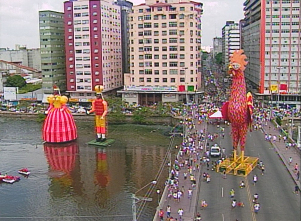 Galo Gigante do carnaval do Recife de 2001 — Foto: Acervo/TV Globo