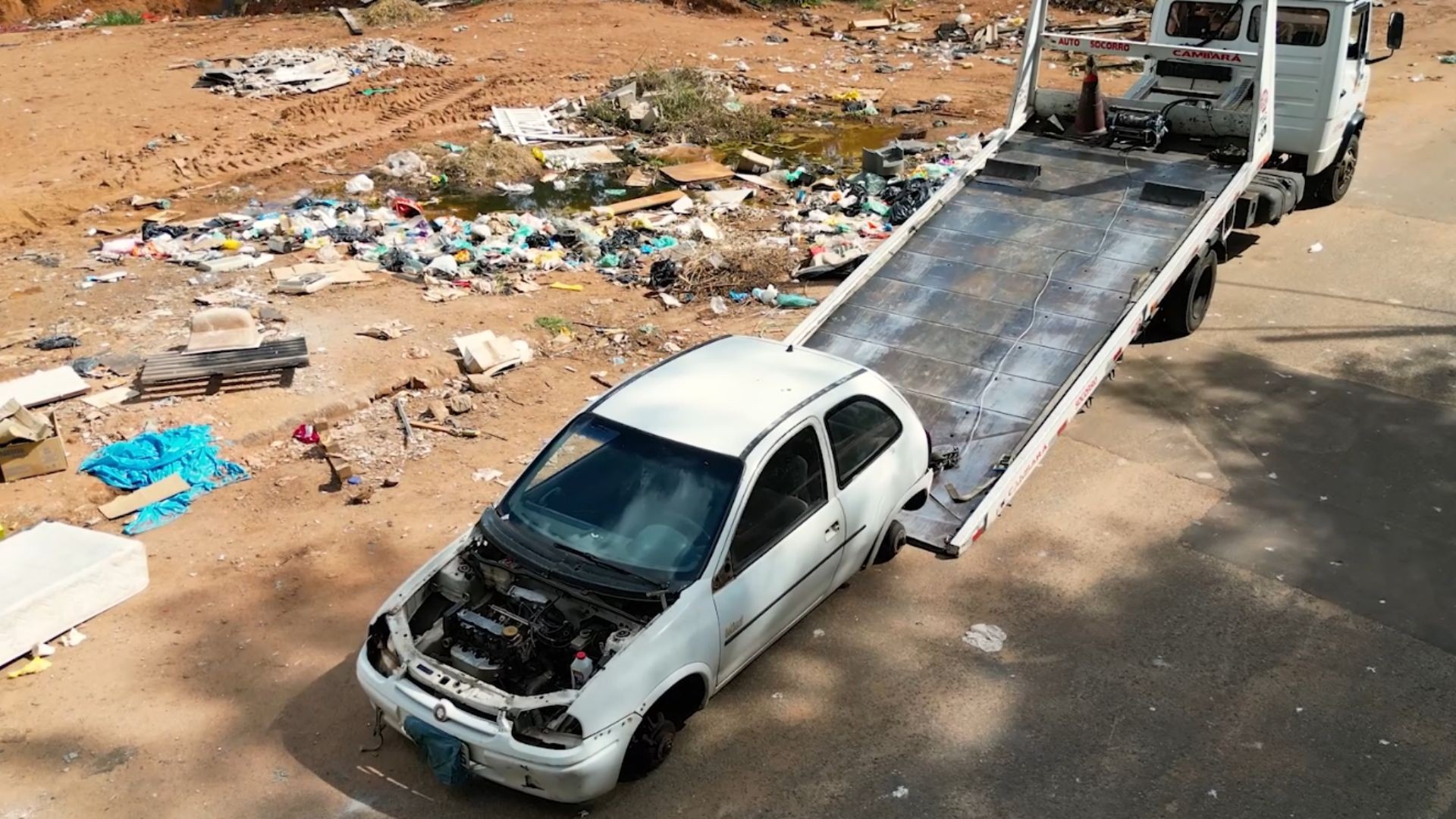 VÍDEO: carro ‘depenado’ é encontrado em área de descarte irregular de lixo no interior de SP