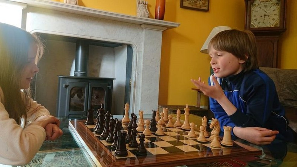 O menino de 10 anos que derrotou um mestre de xadrez e não contou