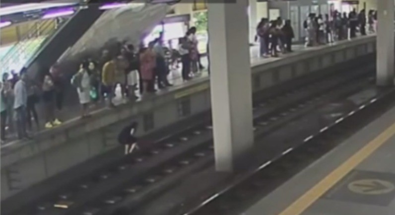 Homem pula nos trilhos do metrô de Salvador para pegar celular