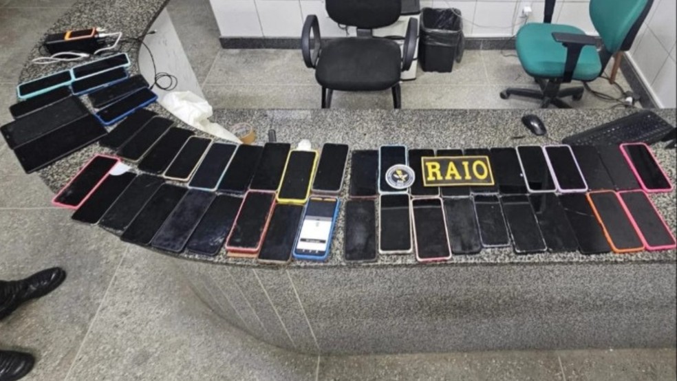 Polícia apreendeu 45 celulares, dois tablets e um carregador portátil. — Foto: Reprodução/PM