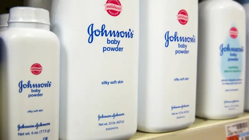 Johnson & Johnson oferece R$ 28 bilhões para encerrar processos que ligam uso de talco a câncer