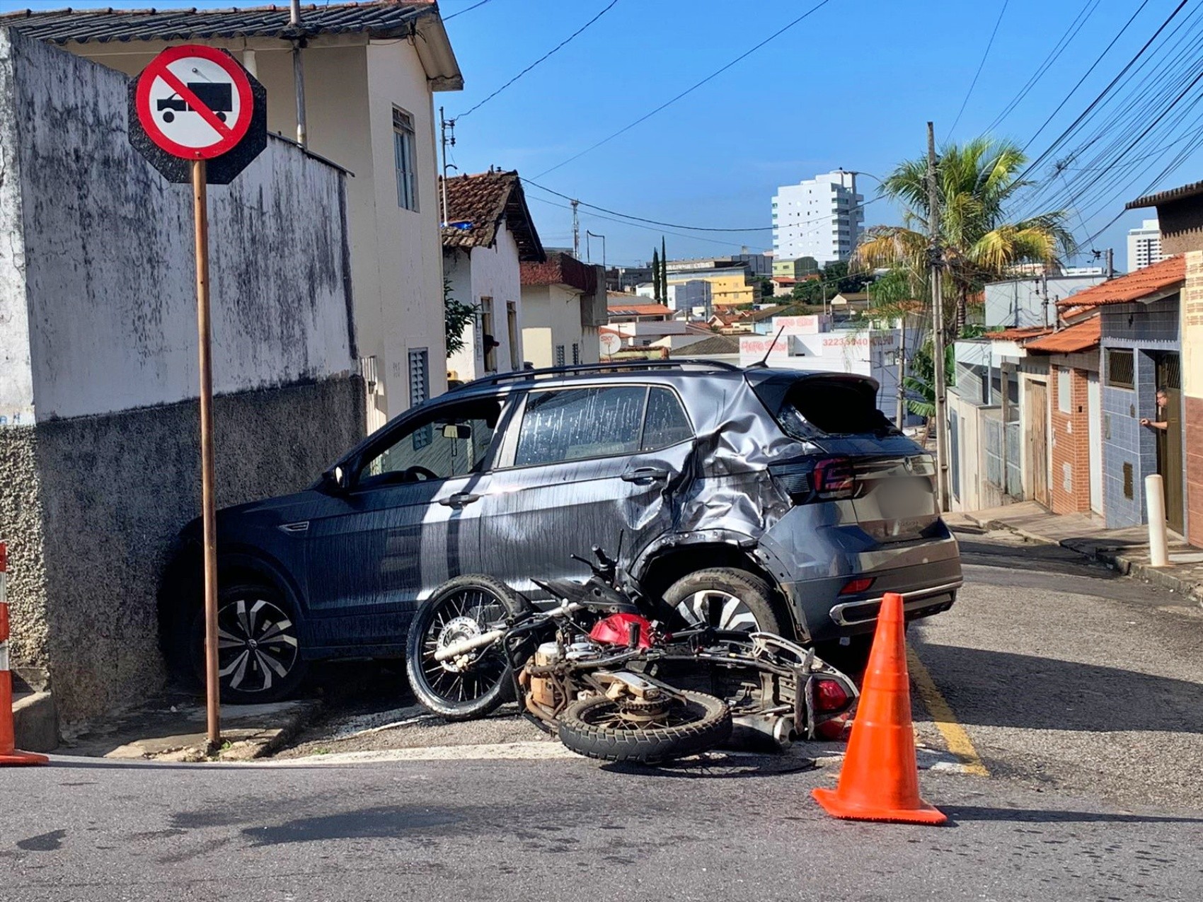 Motociclista fica ferido após batida entre moto e carro, no bairro Catanduvas, em Varginha, MG