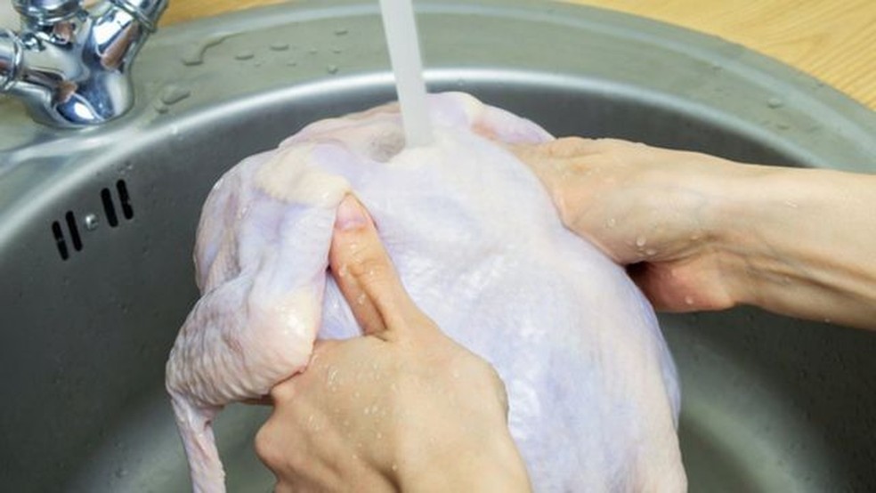 Os perigos de lavar o frango antes de cozinhá-lo | Agronegócios | G1