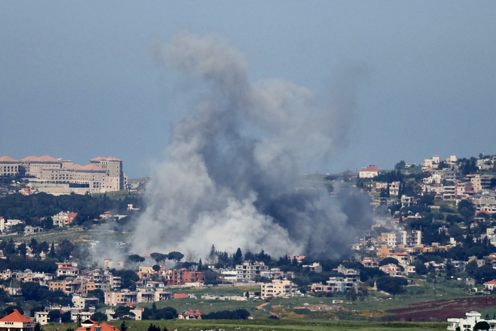 Fumaça sobe do local de um ataque aéreo israelense que atingiu a vila de Mayfadoun, no distrito de Nabatieh, no sul do Líbano, em 2 de maio de 2026. — Foto: AFP