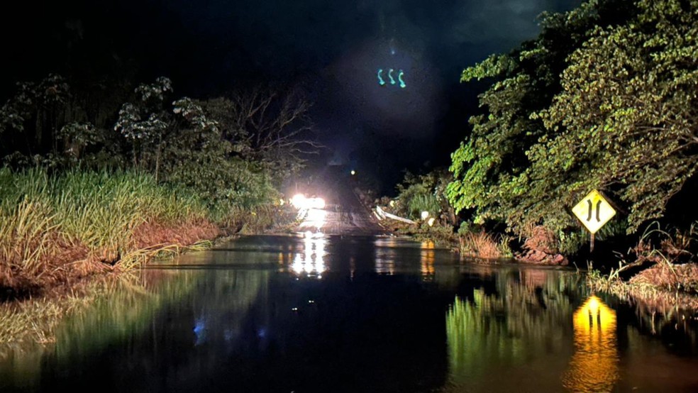 V&Iacute;DEO: Chuva interdita trecho de rodovia e transforma ruas em rios no interior de MG &mdash; Foto: Defesa Civil/Reprodu&ccedil;&atilde;o